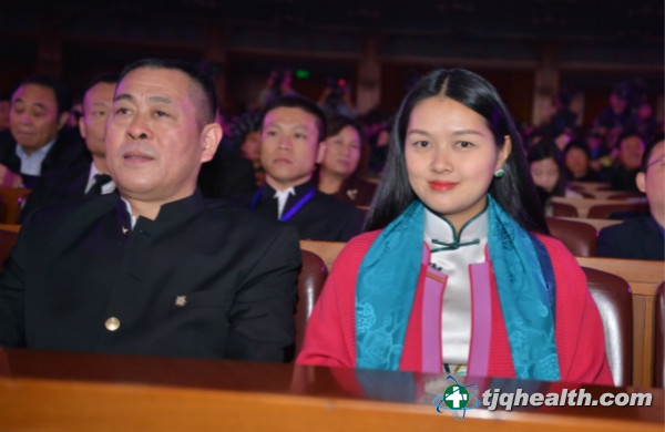 pg电子集团董事长及夫人金泉贝出席演唱会